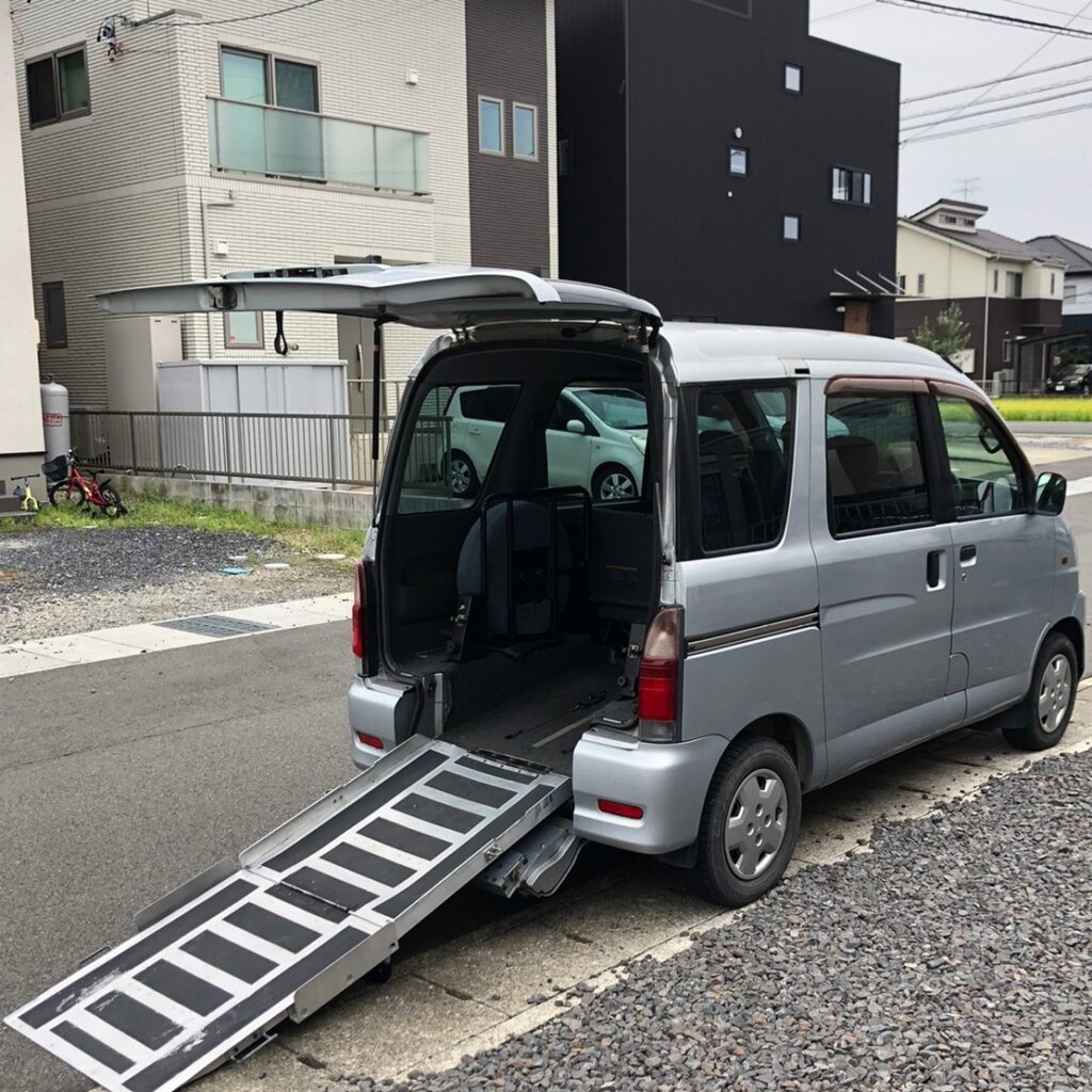 【sold】総額15.0万円 車検R6年10月 車いすスローパー 福祉車両 ダイハツ アトレーワゴン スローパー(S220G改) 12.9万キロ  平成16年式 シルバー | 岐阜激安中古車ショップ【ウェリナU15】